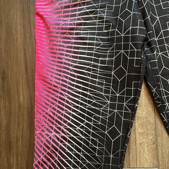 Nike pro legging in black, white and hot pink - Picture 2 of 8
